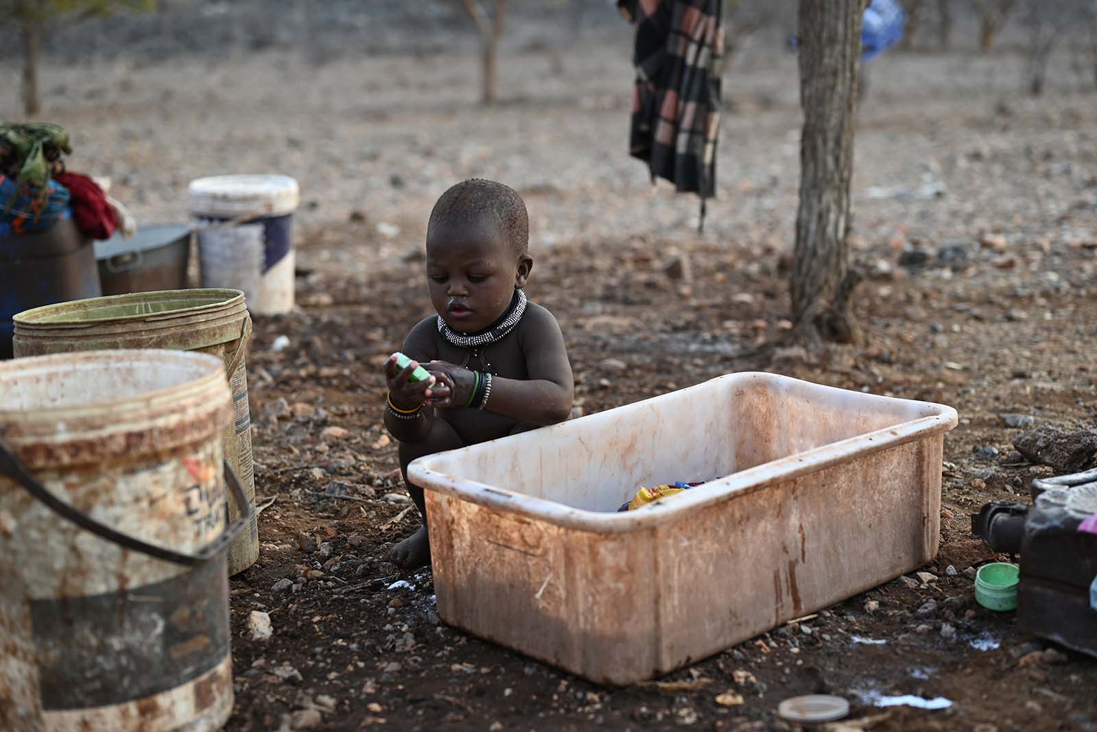 Kind wäscht in Him Dorf Namibia