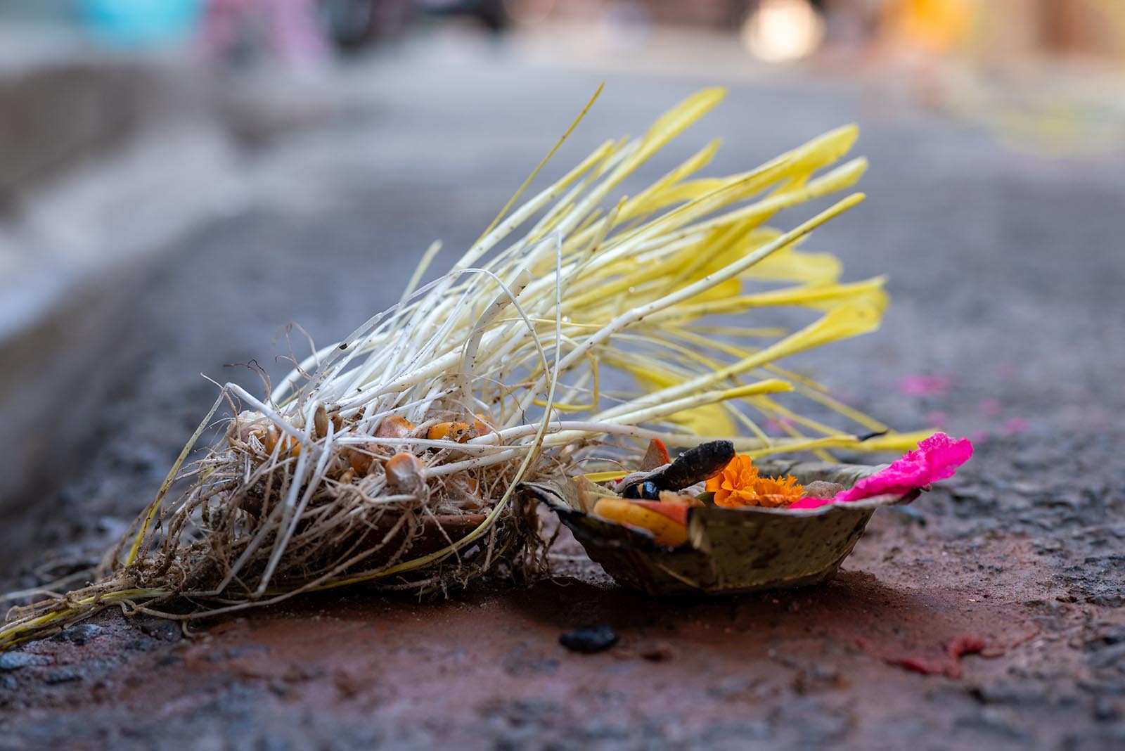 Hinduistische Gabe an die Götter auf den Straßen in Thamel Kathmandu Nepal