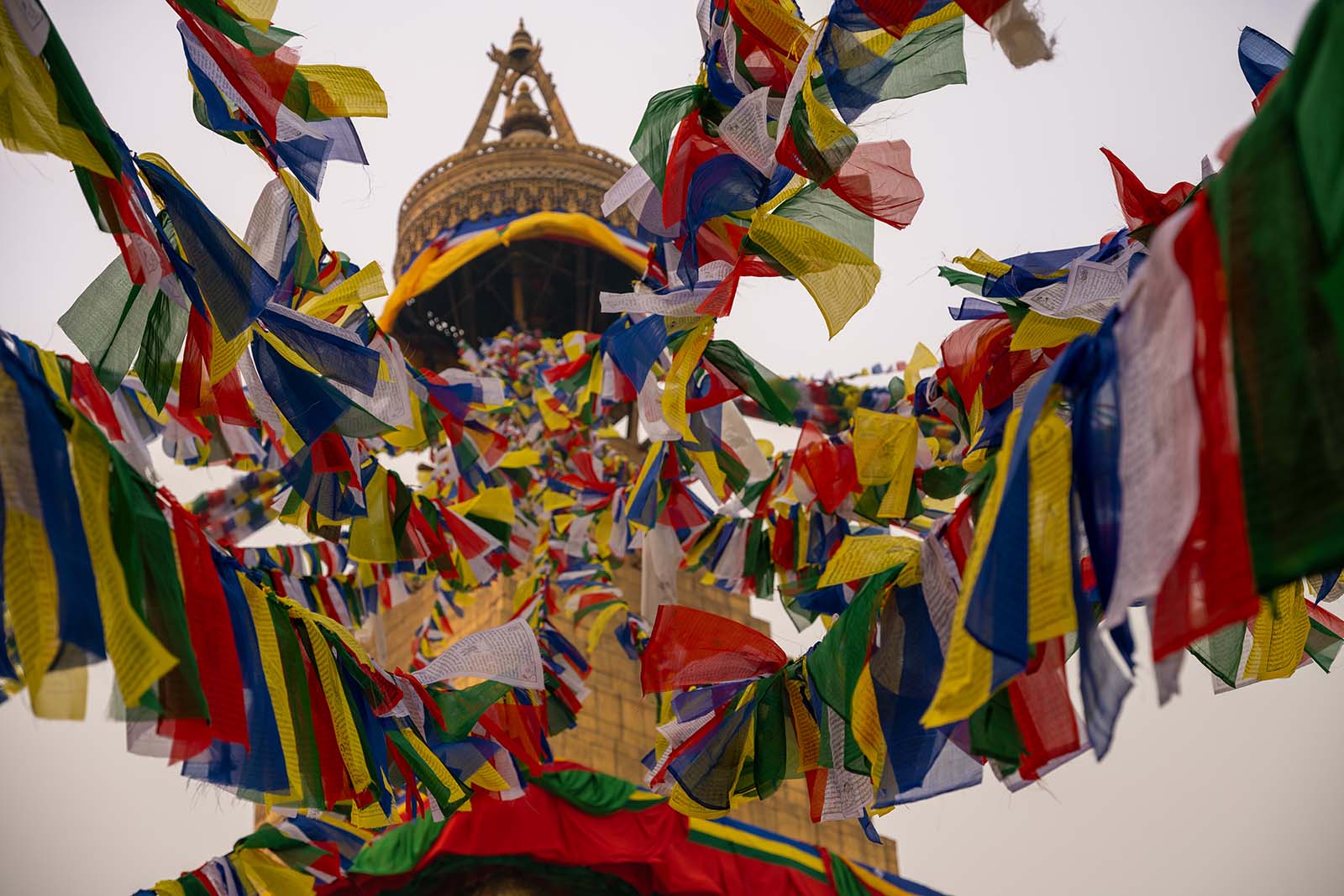 Gebetsfahnen im Wind Stupa Bodnath Kathmandu Nepal