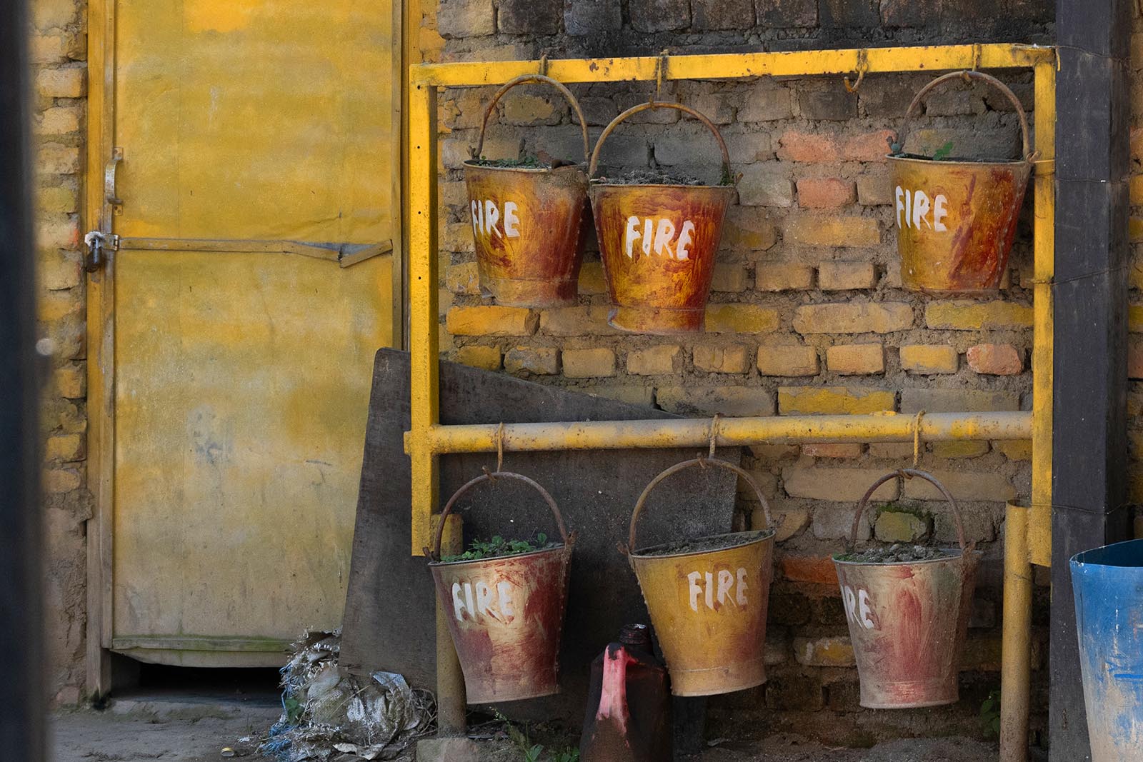 Feuerlöscher Eimer entlang Autorroute zwischen Pokhara und Kathmandu Nepal