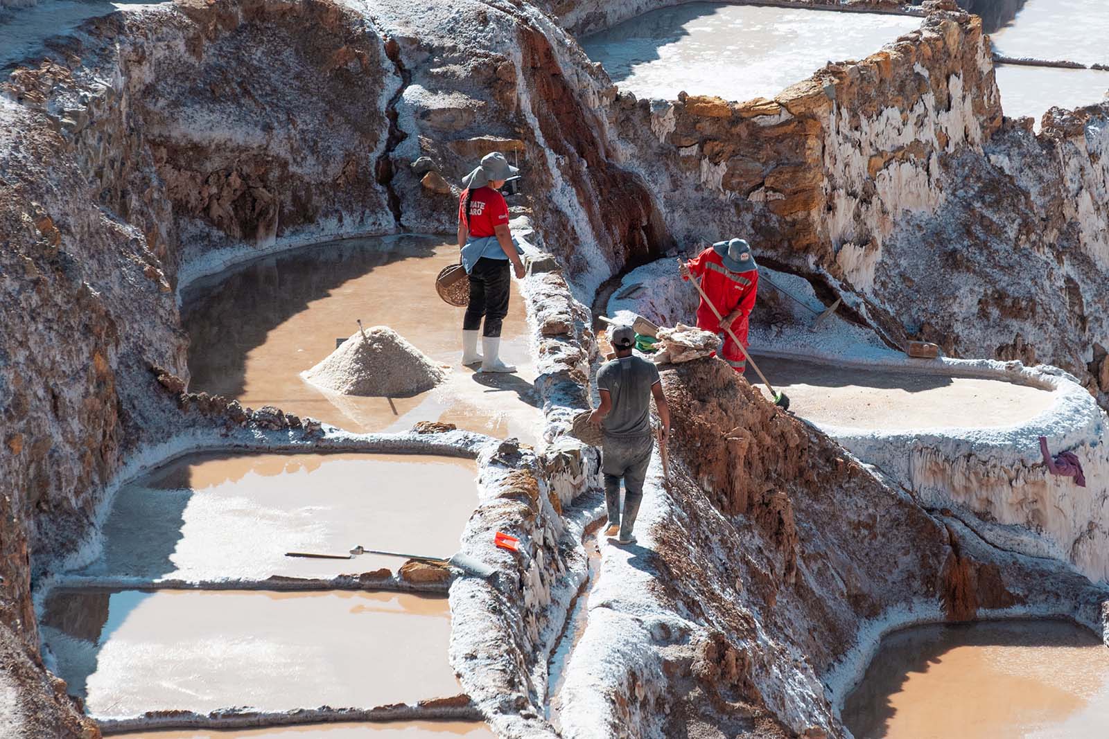 Arbeiter beim Salzschürfen in der Salzmine Salinas de Maras Peru