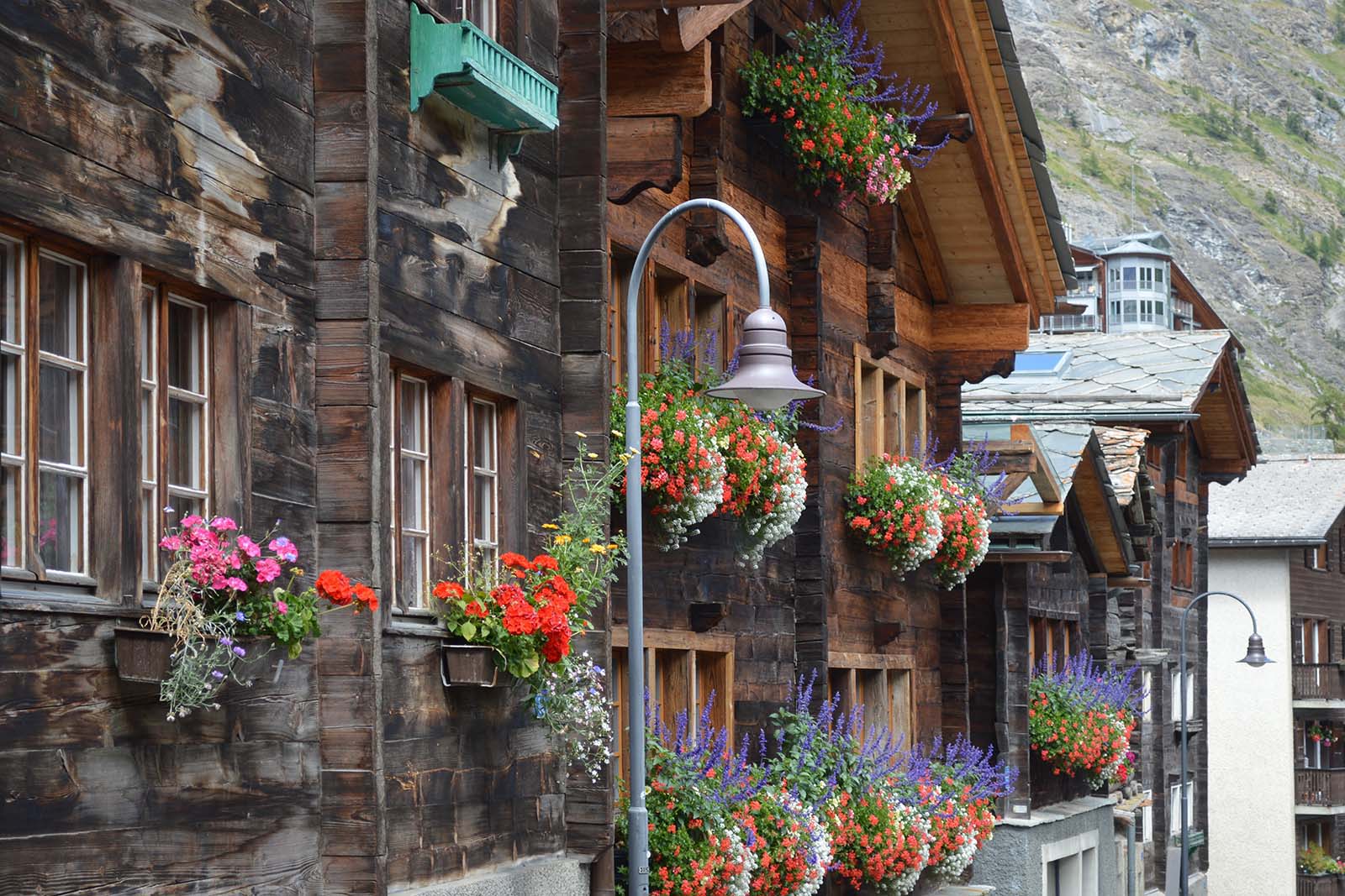 Mit Blumen geschmückte Hausfront in Zermatt Schweiz