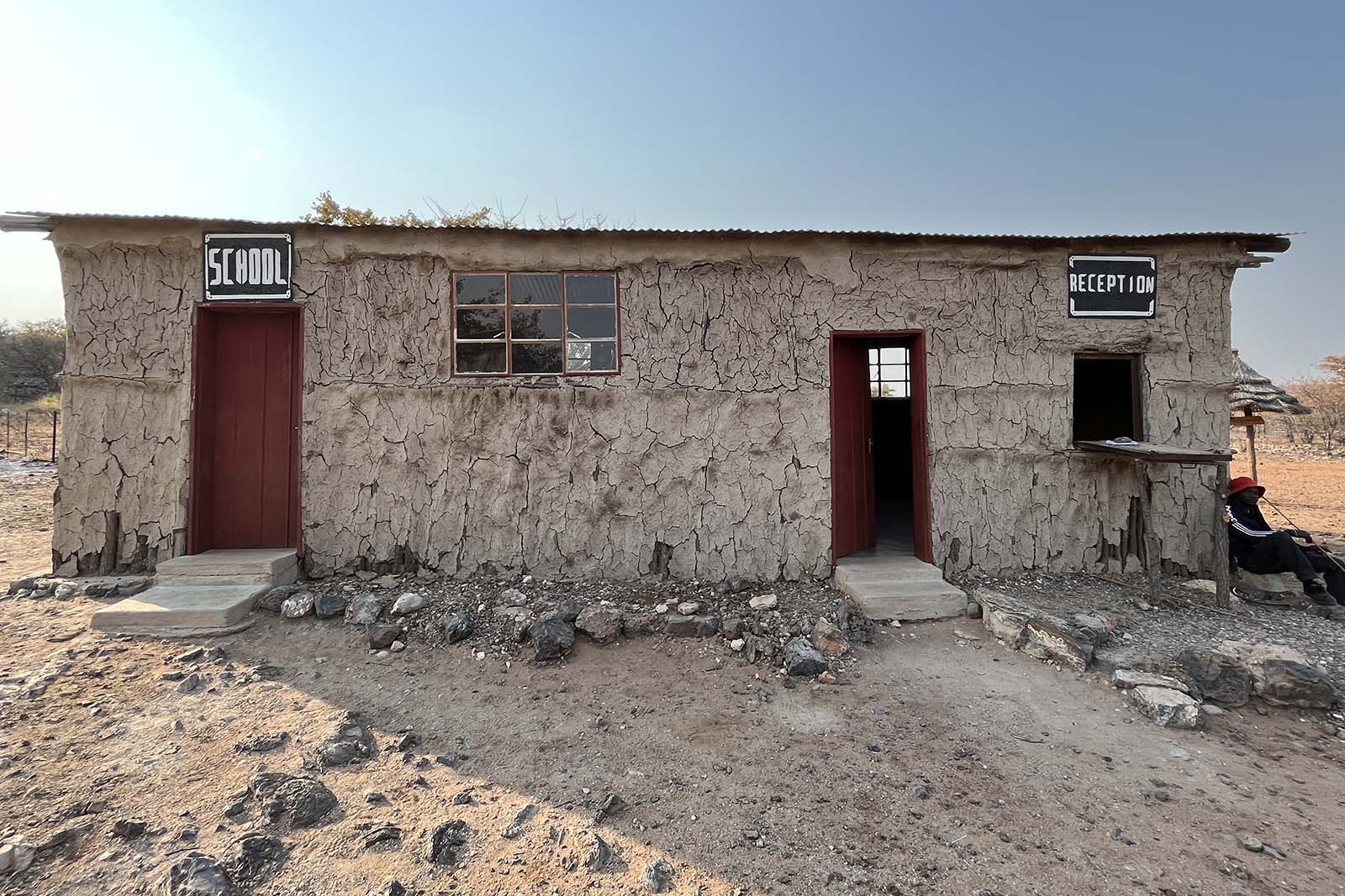 Rezeption eines Himba Besucherdorfes nahe des Ortes Outjo in Namibia