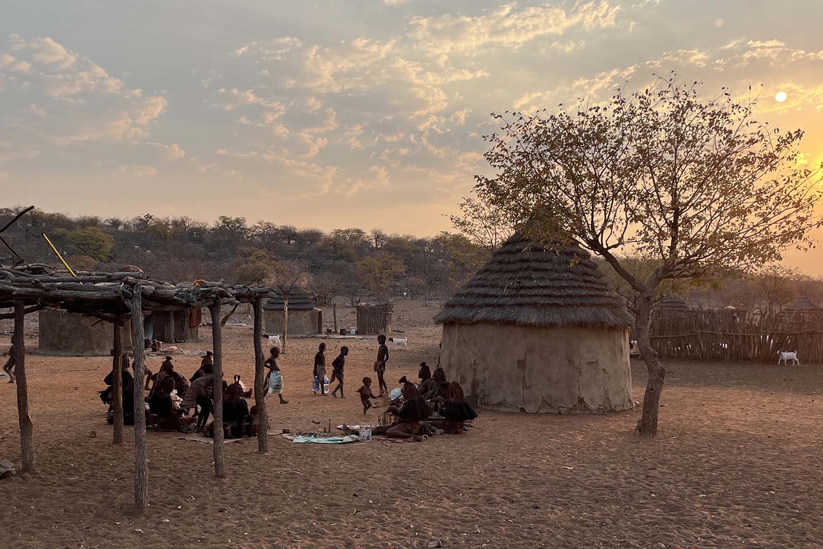 Himba Dorf Outjo im Sonnenuntergang