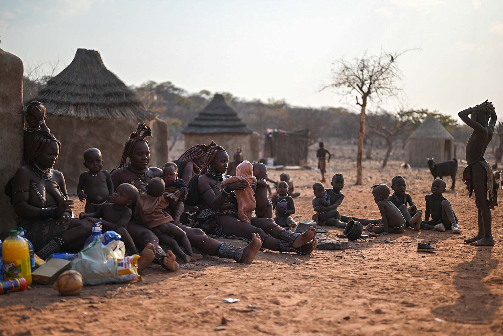 Himba Frauen sitzen mit kleinen Kindern