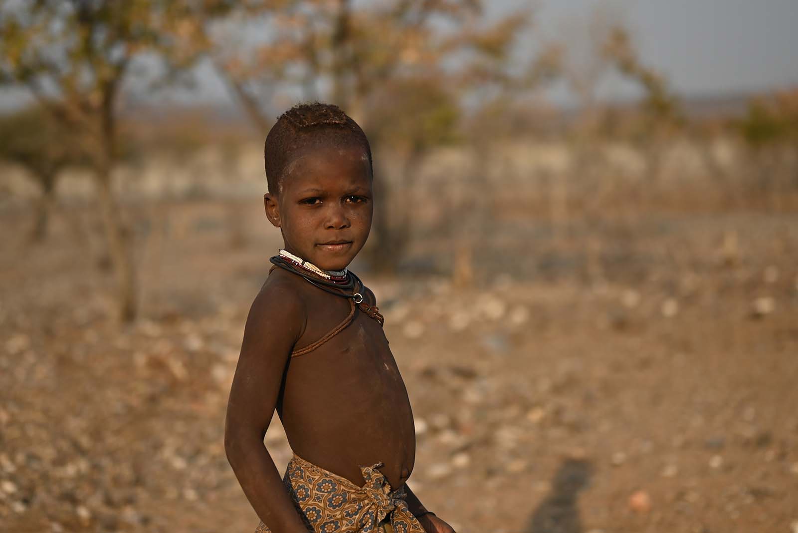 Portrait eines stehenden Himba Kindes