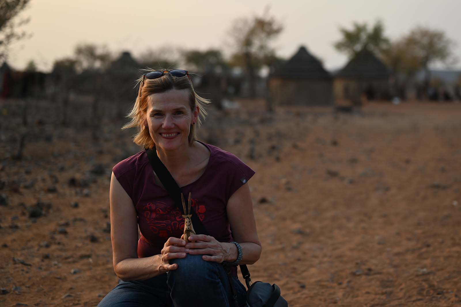 Christiane Heiss mit geschnitzter Oryx-Antilope als Souvenir