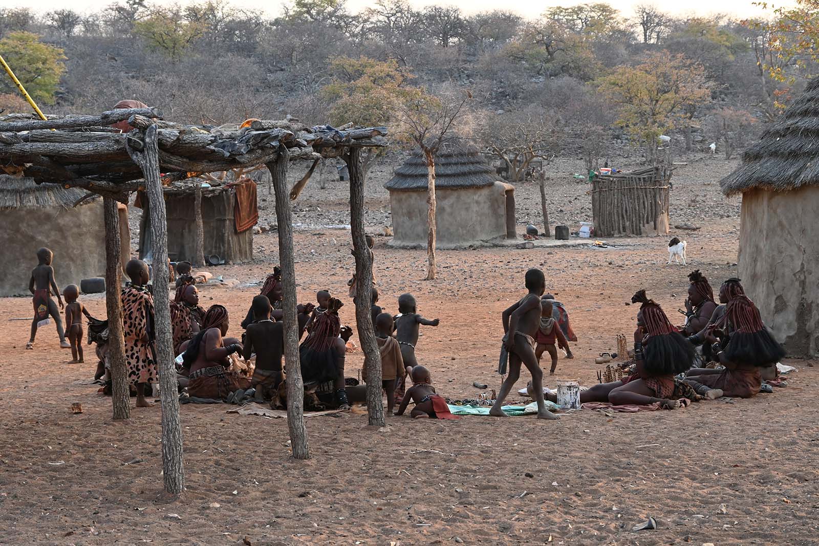 Himba Frauen verkaufen Handwerkskunst