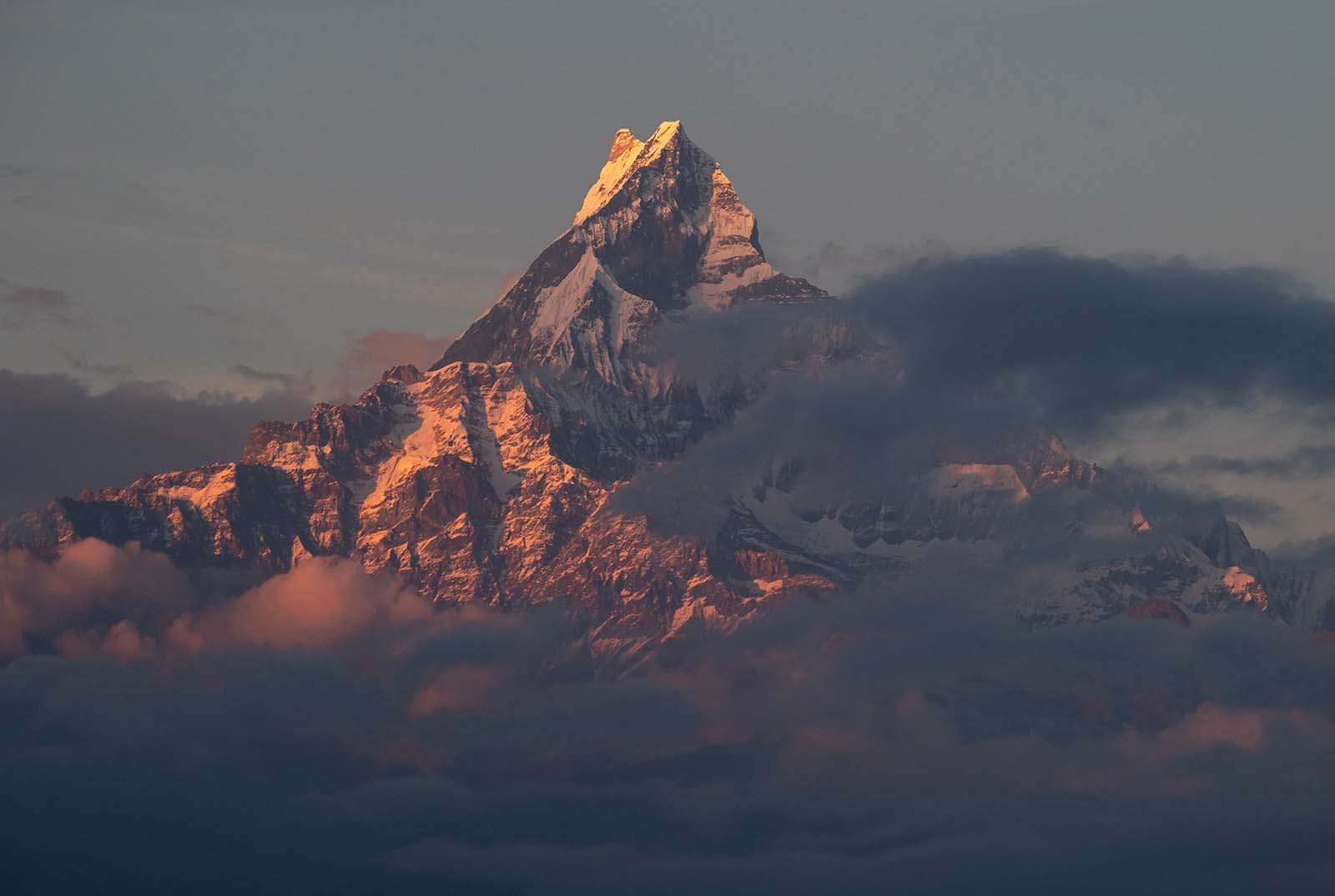 Machhapuchhare in Nepal im Sonnenuntergang